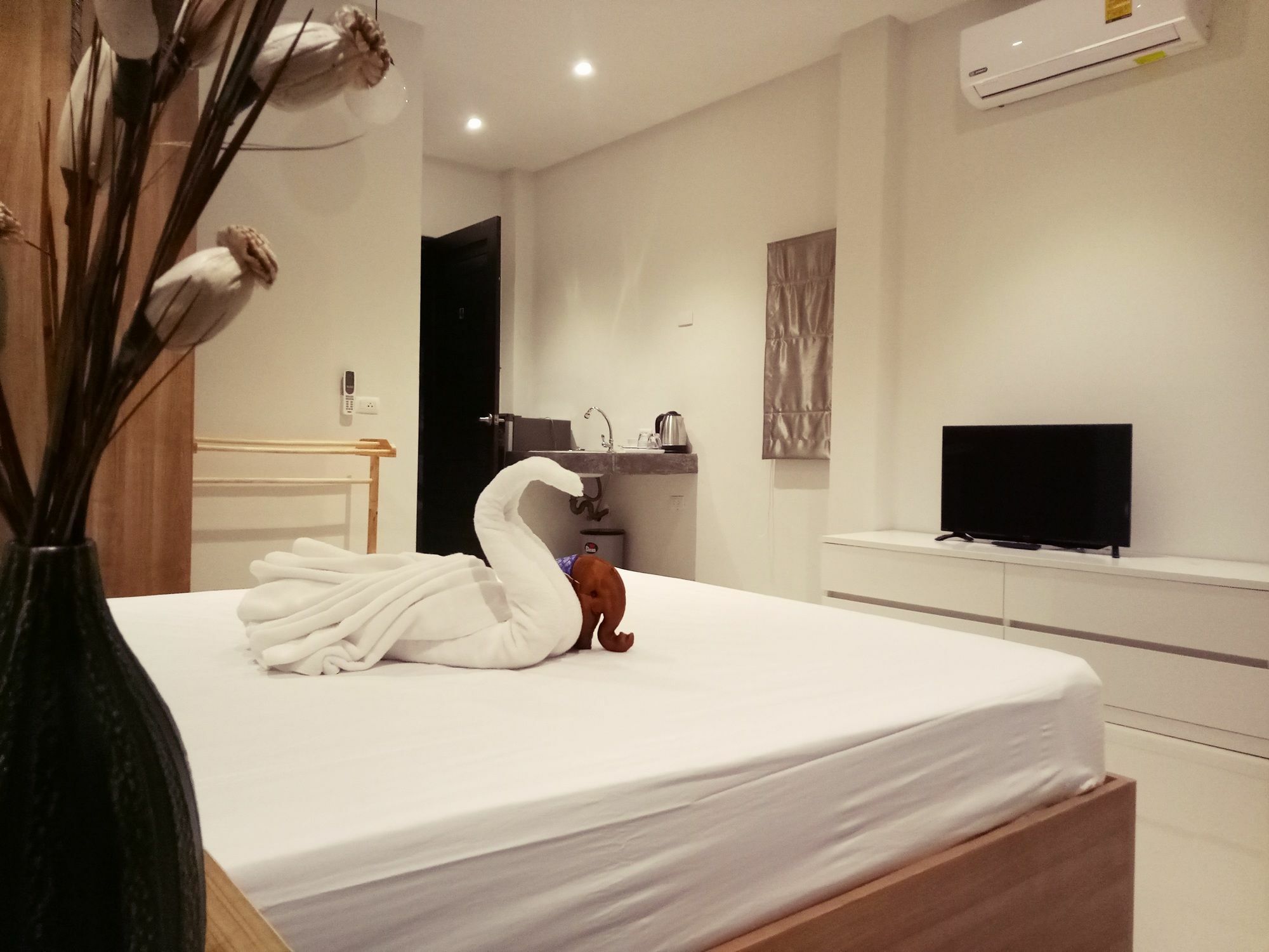 Baan Phunwanna Villa Pantai Kata Bagian luar foto